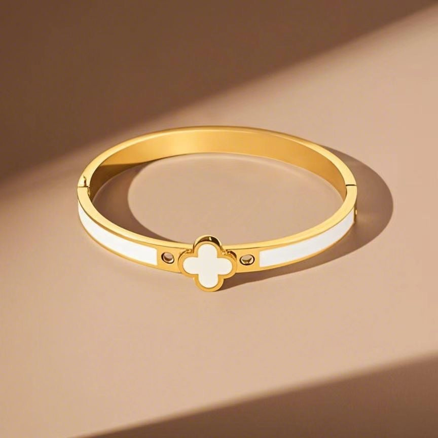 Lucky Flower Bangle - Girlee