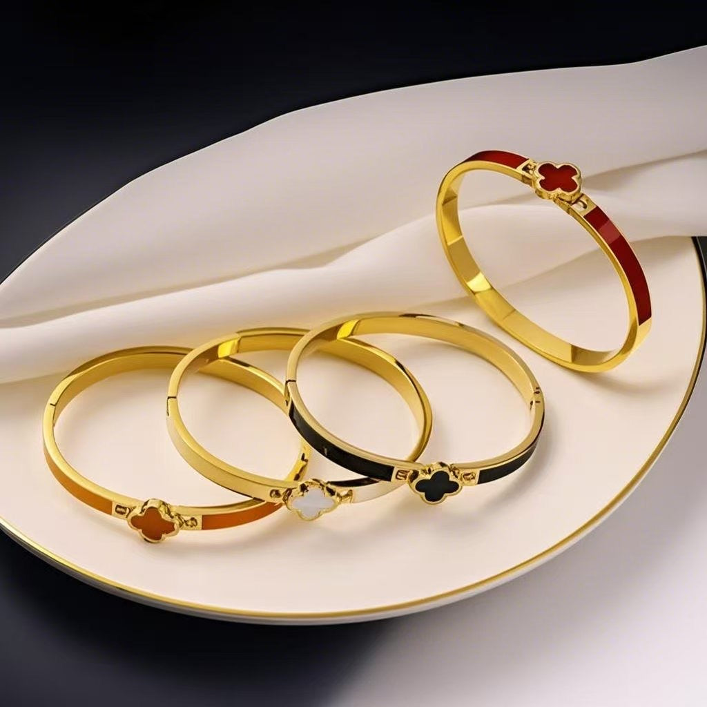 Lucky Flower Bangle - Girlee